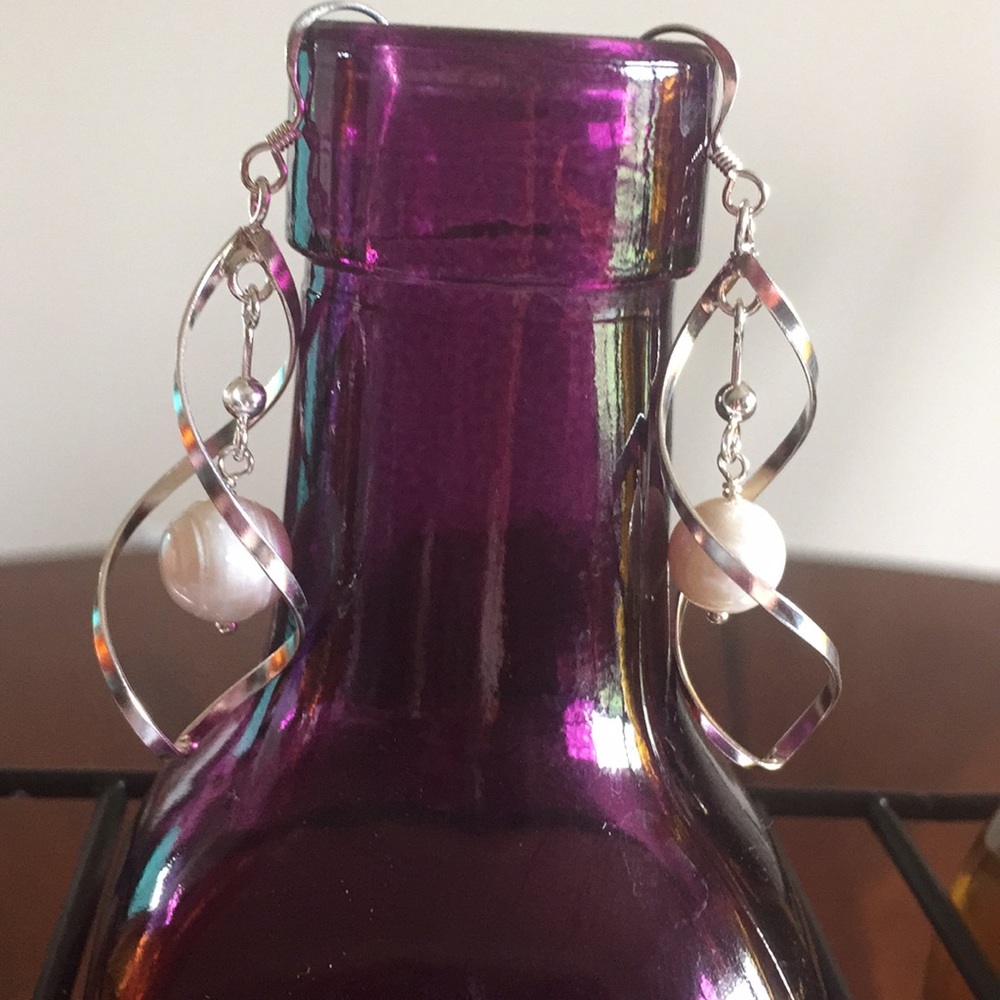 Beautiful fresh water pearl, spiral earrings.